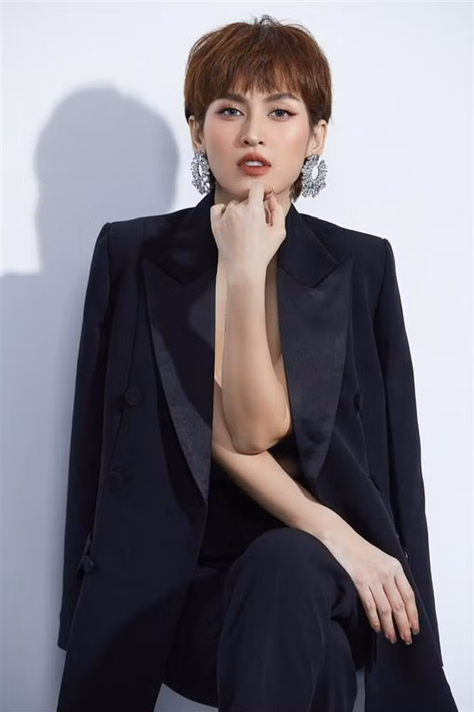 Ngoài "Cổng MặtTrời", Tú Vi còn được khán giả nhớ đến qua các phim: "Bếp Hát", "Gạo Nếp Gạo Tẻ", "Trói Buộc Yêu Thương"...