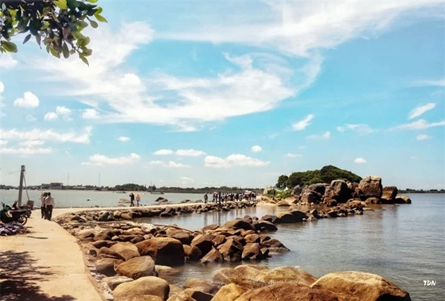  Nằm ở xã Khánh Bình, huyện Trần Văn Thời, tỉnh Cà Mau, có một hòn đảo không quá lớn, nhưng được khá nhiều người biết đến: Hòn Đá Bạc. Đây là hòn đảo được hình thành hơn 100 triệu năm về trước (có tài liệu ghi là 180 triệu năm), chỉ cách bờ khoảng 500m và gắn với loạt truyền thuyết của vùng ven biển Tây Cà Mau.