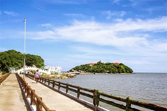 Hòn Đá Bạc nằm giữa biển, gồm 3 hòn kích cỡ lớn nhỏ khác nhau. Các hòn này có tên: hòn Đá Bạc, hòn Đá Lẻ và hòn Ông Ngộ. Tổng diện tích của chúng khoảng 6,43 ha, cao hơn mặt nước biển 50m.