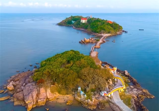 Sở dĩ hòn đảo này mang tên hòn Đá Bạc là vì ngư dân đi biển nhìn vào bờ thấy nơi đây nắng chiếu xuống lấp lánh như dát bạc. Từ đó, họ đặt tên luôn cho hòn đảo là hòn Đá Bạc.