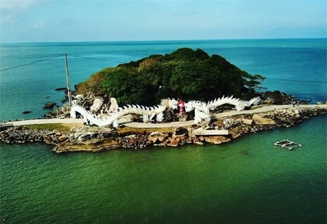 Du lịch ở hòn Đá Bạc đẹp nhất là từ tháng 12 đến tháng 4 năm sau. Vào mùa này, Cà Mau bước vào mùa khô nên rất thuận tiện cho đi lại, vui chơi. Bên cạnh thăm thú những địa điểm tâm linh, ngắm cảnh, tại hòn Đá Bạc du khách còn có thể trải nghiệm các trò chơi miền Tây như bắt cá, bắt chuột đồng…