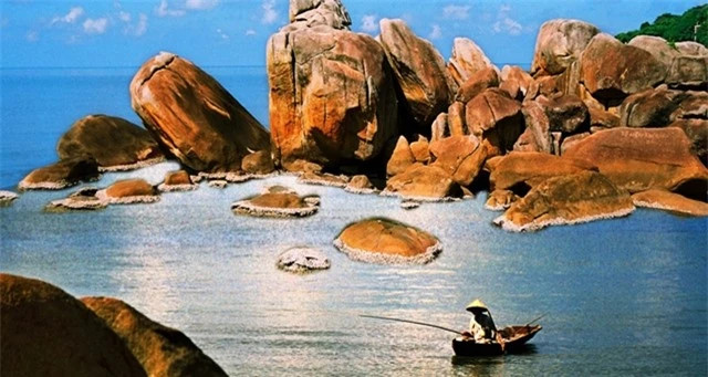 Đầu tiên, bàn về phong cảnh của hòn Đá Bạc, phải công nhận rằng đây là một trong những hòn đảo đẹp nổi trội của Việt Nam. Nó chẳng khác gì chốn tiên cảnh khi có nhiều hòn đá mang hình thù đặc biệt: Hòn Trụi, Bàn Tay Tiên, Giếng Tiên,… Khi bình minh lên, ánh nắng chiếu vào những viên đá trên mặt nước, tạo nên cảnh sắc tuyệt đẹp.