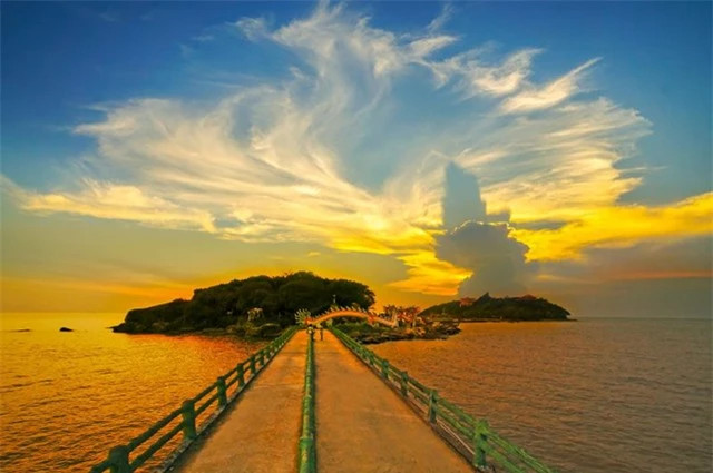 Người dân nơi đây rất tôn thờ cá Ông và coi đây là một trong những vị thần ảnh hưởng lớn đến cuộc sống của họ. Cứ vào ngày 23/5 Âm lịch hàng năm, người dân lại tổ chức Lễ hội Nghinh Ông, cầu cho trời yên biển lặng, mưa thuận gió hòa, bắt được nhiều tôm cá, quốc thái dân an.