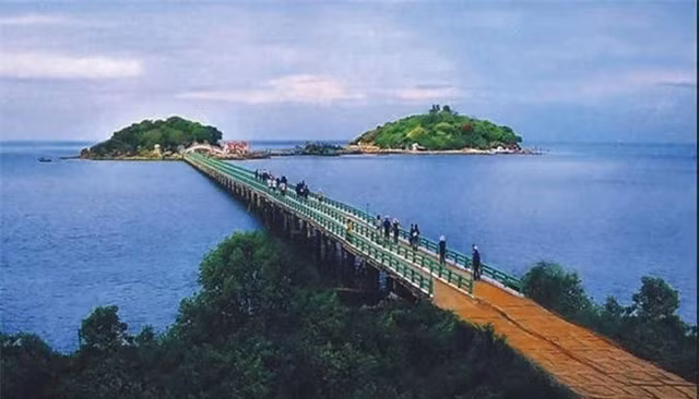 Tiếp đến, bàn về yếu tố tâm linh, hòn Đá Bạc được mệnh danh là nơi hội tụ tâm linh, bởi nơi đây có điện Tam Thanh, hang Ông Cọp, lăng Ông Nam Hải. Trong lăng Ông Nam Hải có ghi chép lời tường thuật của ngư dân về cá Ông (cá voi), từng cứu người gặp nạn trên biển và thờ bộ xương cá Ông lớn nhất vùng Tây Cà Mau.