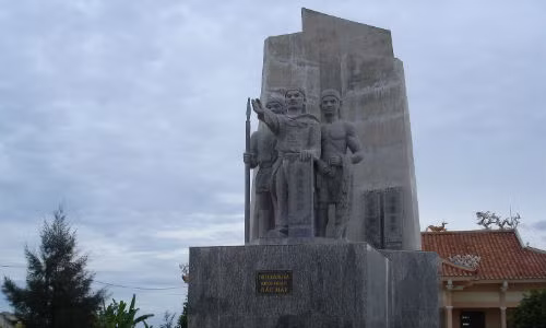 Dưới thời các Chúa Nguyễn sau đó là các vua triều Nguyễn, nhà nước phong kiến Việt Nam đã thành lập các Hải đội Hoàng Sa, Bắc Hải làm nhiệm vụ đi thuyền đến các đảo Hoàng Sa, Trường Sa để thu lượm sản vật, cắm mốc chủ quyền.