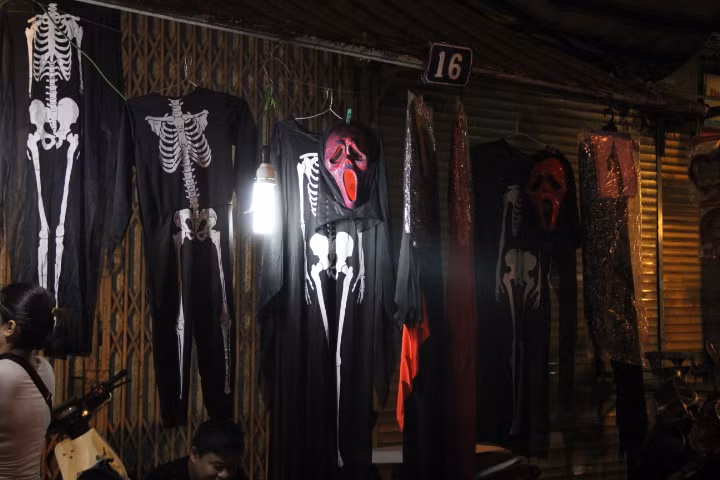 Phố Hàng Mã tràn ngập hình ảnh đầu lâu, xương người, tạo cảm không khí ma quái trong đêm Halloween.