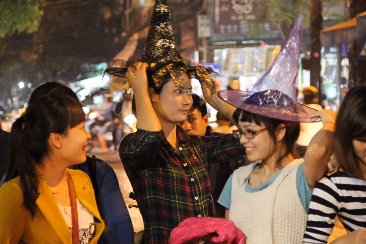 Từ 20h, trên các tuyến phố như Hàng Mã, quanh hồ Hoàn Kiếm, rất nhiều "trai xinh gái đẹp" đã rủ nhau đi dạo, tận hưởng không khí đêm lễ hội du nhập từ phương Tây.