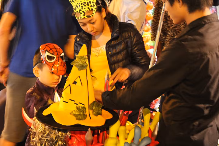 Nhiều cô, cậu bé được bố mẹ, anh chị dắt đi dạo phố, mua tặng những món đồ hóa trang, mặt nạ ngộ nghĩnh.