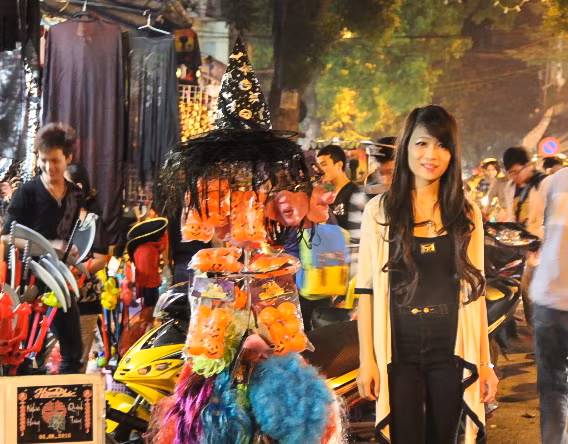 Nhiều cô gái xinh đẹp tranh thủ ghi lại hình ảnh trên đường phố đêm Halloween nhộn nhịp.