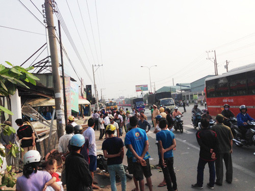 Lực lượng chức năng đang tiến hành khám nghiệm, điều tra giải quyết hậu quả vụ tai nạn