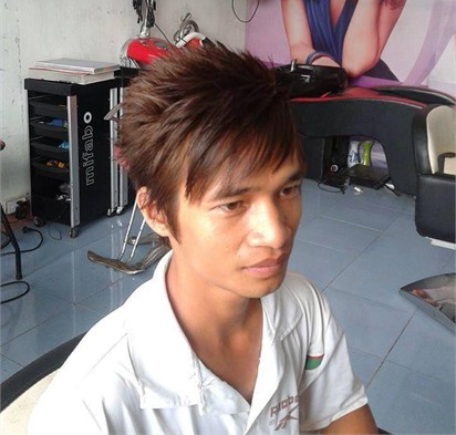 Mới đây, Lệ Rơi chia sẻ trên fanpage bức ảnh anh chàng đổi kiểu tóc thu hút sự chú ý của dân mạng. Lệ Rơi cắt tỉa và nhuộm tóc theo kiểu xì teen, phong cách đậm chất Hàn Quốc. Tuy nhiên, đa số dân mạng đều tỏ ra không mấy hài lòng trước hình ảnh mới "học đòi" ngoại quốc của chàng nông dân chân đất.