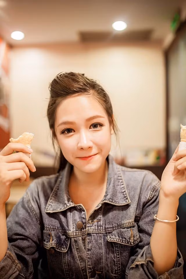  Vẻ đẹp của hot girl Mộc Châu được cư dân mạng yêu thích.