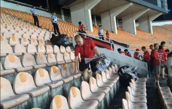 Sau trận đấu giữa hai CLB Quảng Châu và Giang Tô mới đây, khán giả đã có một hành động rất đẹp đó là nhặt sạch rác trên khán đài trước khi ra về.