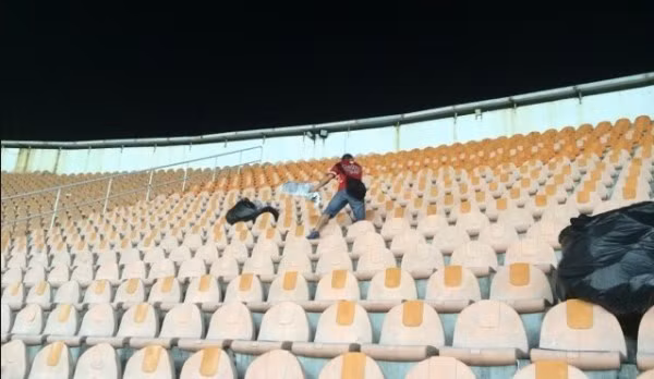 Việc làm này được các cổ động viên của CLB Quảng Châu khởi xướng, nhằm tạo nên một hình ảnh đẹp, có văn hóa, giảm bớt gánh nặng cho những người quét dọn tại sân vận động.