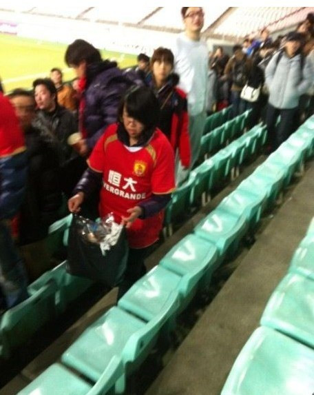 Hành động này rất đáng được khen ngợi và cũng không phải ai cũng chấp nhận bỏ thời gian của mình để dọn sạch những nơi công cộng rộng lớn như sân vận động như thế này.