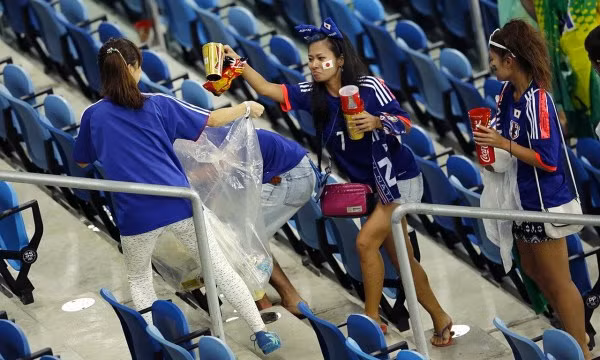 Cả những fan nữ xinh đẹp cũng nhiệt tình nhặt rác, họ không sợ phí thời gian, sợ bẩn để làm công việc của những người lao công. Được biết đây là việc làm để người hâm mộ đáp lại công sức mà những người làm ở sân vận động, các cầu thủ đã bỏ ra để cho họ xem những trận bóng đá hấp dẫn