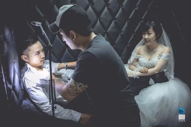 Ảnh cưới của cặp đôi Đặng Quốc Bảo và Trần Hồ Vi Vi với chủ đề về hình xăm kết nối tình yêu nhận được rất nhiều lời tán thưởng của dân mạng. Được biết, sau khi làm lễ thành hôn ở nhà thờ, cặp đôi này đã cùng nhau tìm đến một thợ xăm nổi tiếng tại Sài Gòn để xăm mình kỷ niệm, lưu dấu ấn cuộc đời, bộ ảnh được ghi lại trong lúc cô dâu, chú rể được thợ xăm in dòng chữ "Dreamer" lên ngực và mạng sườn.