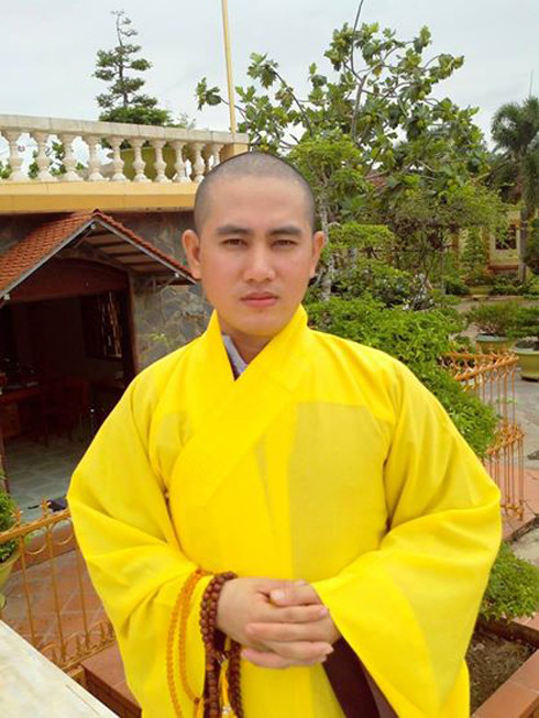 Vẻ phúc hậu của sư thầy Thích Thiện Pháp trong bộ trang phục nhà Phật.