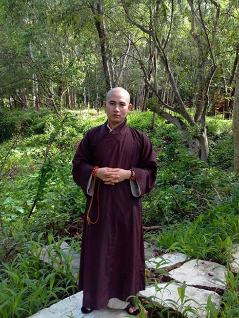 Được biết, sư thầy 8x có pháp danh Thích Thiện Pháp, hiện đang tịnh tu và sinh sống tại một ngôi chùa ở TP HCM.