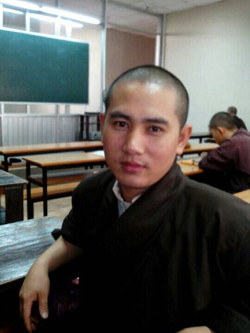 Vẻ hiền từ, phong thái của người tu hành cộng với khuôn mặt tuấn tú của thầy Thích Thiện Pháp là điều đặc biệt thu hút các bạn trẻ.