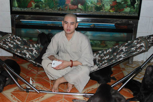 Sau một vài chia sẻ về hình ảnh của vị sư thầy đẹp trai đăng trên Facebook, hàng trăm nghìn cư dân mạng đã cố gắng tìm kiếm thêm những bức ảnh đời thường của sư thầy.