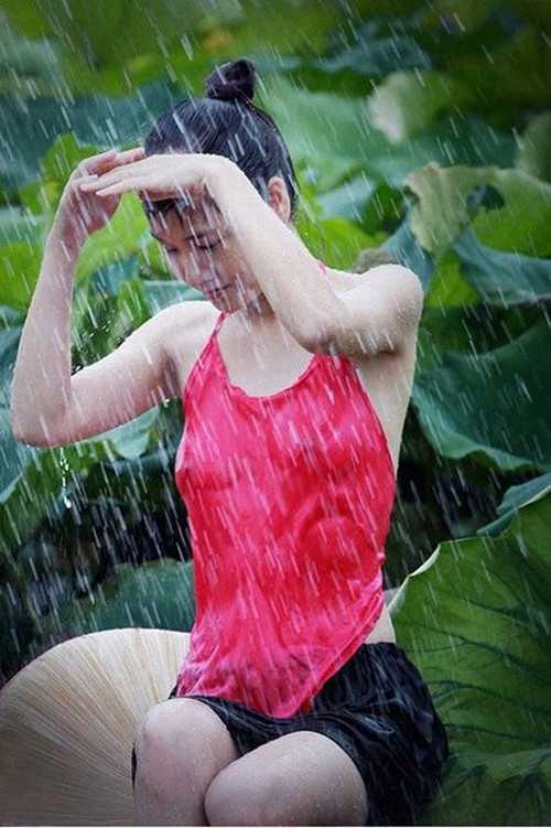 Mang vẻ đẹp truyền thống nhưng chiếc áo yếm nay được cách tân vài phần để mang đến vẻ đẹp có phần sexy cho những cô gái trẻ.