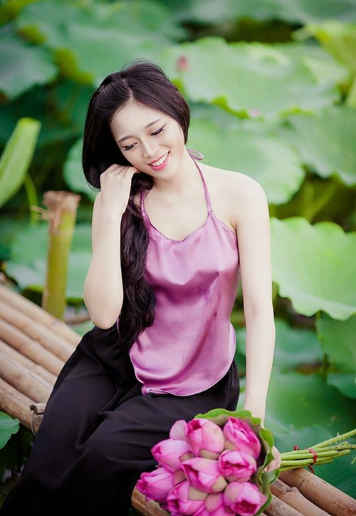 Đẹp mắt, gợi cảm nhưng không trần tục, áo yếm cổ truyền là một di sản trang phục của Việt Nam được sử dụng tài tình trong văn hóa trẻ, hiện đại.