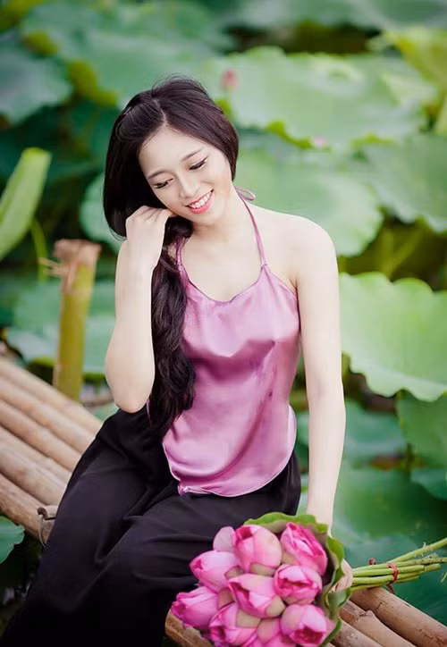 Đẹp mắt, gợi cảm nhưng không trần tục, áo yếm cổ truyền là một di sản trang phục của Việt Nam được sử dụng tài tình trong văn hóa trẻ, hiện đại.