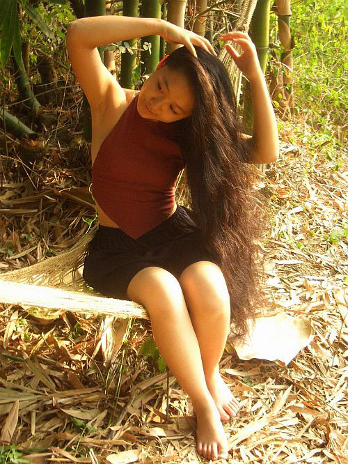 Tuy nhiên, một số bạn trẻ lại muốn quay ngược quá khứ, cố gắng tạo nên concept ảnh thật xưa để làm rõ nhất vẻ đẹp của tấm áo yếm cổ truyền.