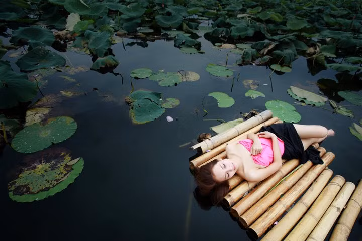 Những hoài niệm xưa cũ ngọt ngào, đằm thắm về người phụ nữ Việt được gợi lên từ cánh áo yếm đặc trưng.