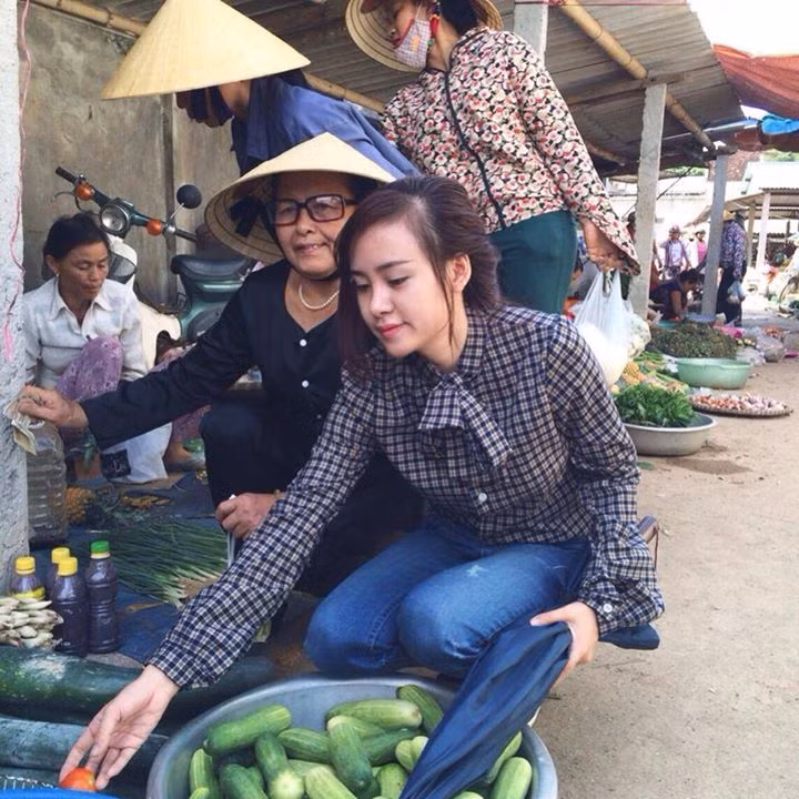 Sau một quãng thời gian dài bị chỉ trích vì hình ảnh hở hang, phản cảm những ngày đầu mới nổi trên mạng xã hội, Bà Tưng hiện nay ngày một kín đáo, dịu dàng và thân thiện hơn. Cô nàng thay đổi phong cách hoàn toàn, thường xuyên xuất hiện với hình ảnh một cô thôn nữ xinh đẹp, kín đáo.