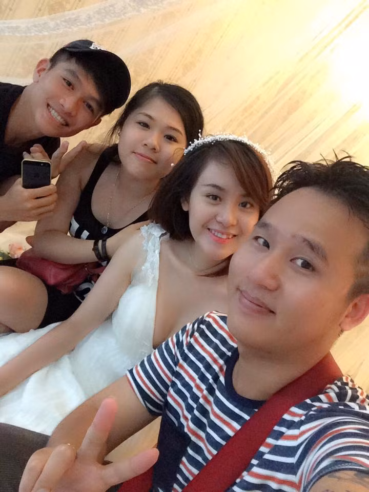 Bà Tưng mặc váy cô dâu lấp ló vòng 1 quyến rũ "tự sướng" cùng ekip chụp ảnh.