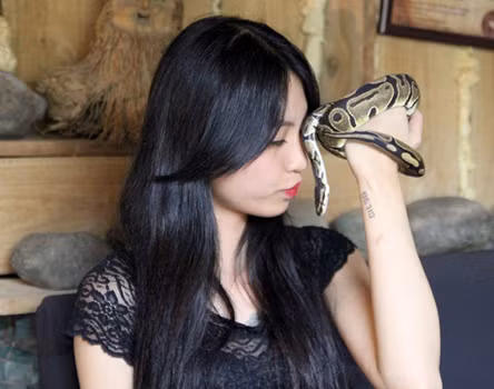 Có cả những nàng hot girl 9x nổi tiếng trên mạng với thú vui nuôi trăn, rắn, thằn lằn và thường xuyên đăng ảnh cưng nựng những con vật này chẳng khác nào "con cưng" của mình.