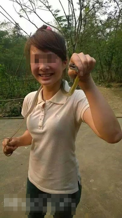 Những cô thôn nữ bắt rắn "không ghê tay", tươi cười khoe "chiến lợi phẩm" và chụp ảnh tự sướng.