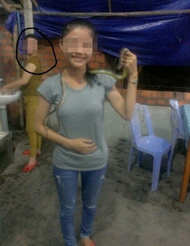 Không chỉ cầm trên tay, những cô nàng bạo dạn này còn quàng rắn lên cổ, thậm chí đặt lên đầu, lên mặt.