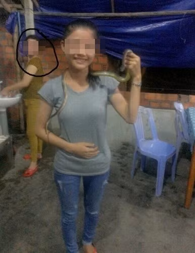 Không chỉ cầm trên tay, những cô nàng bạo dạn này còn quàng rắn lên cổ, thậm chí đặt lên đầu, lên mặt.