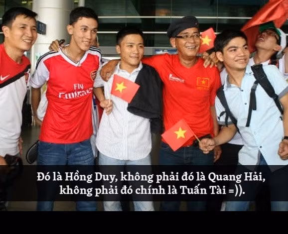 Không chỉ cung cấp những hình ảnh trực tiếp cho người hâm mộ cả nước, Nguyễn Ân còn ghi dấu ấn với những bình luận vô cùng hài hước.