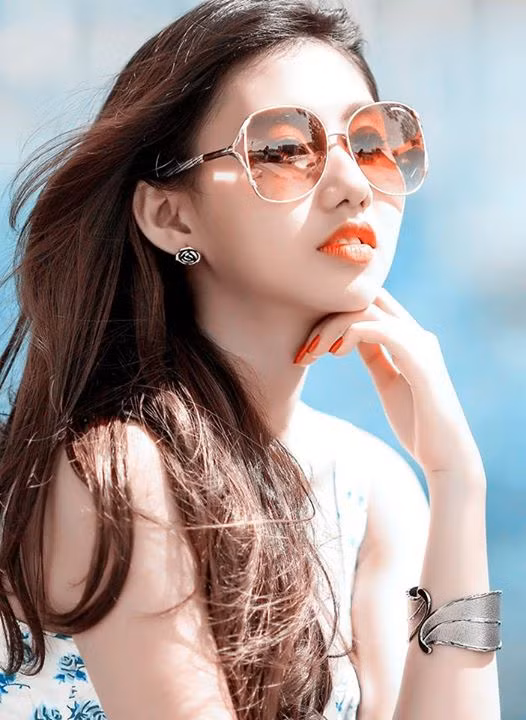 Được đào tạo tại trường Sân khấu điện ảnh, Vi Timy có khả năng diễn xuất khá tốt, được cô đưa vào vận dụng trong quá trình làm công việc của một nữ MC trên mạng.