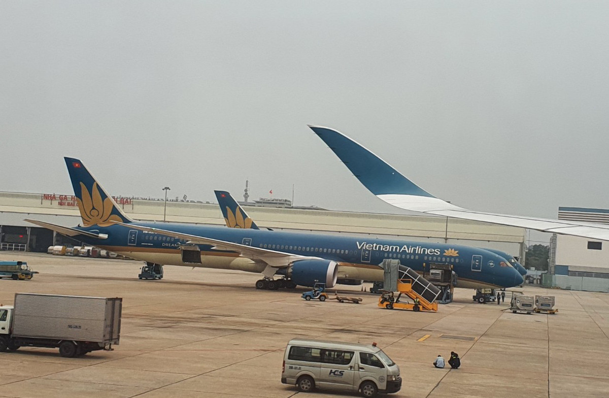 Nữ hành khách ngã từ xe thang máy bay xuống đất tử vong Nu hanh khach nga tu xe thang may bay xuong dat tu vong