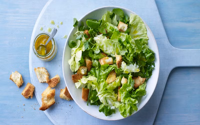 Ăn salad rau trước các bữa ăn: Thói quen này sẽ giúp giảm đáng kể cảm giác thèm ăn và làm bạn có cảm giác no, giảm lượng calo nạp vào cơ thể.