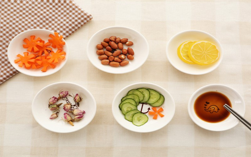 Hãy nhai thức ăn thật chậm: Ăn chậm, nhai nhiều lần sẽ "đánh lừa" não bộ rằng bạn đã ăn nhiều và ăn no, theo đó giúp bạn hạn chế việc tiêu thụ thức ăn.