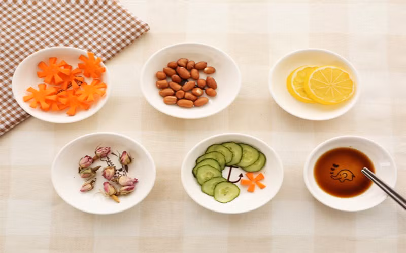 Hãy nhai thức ăn thật chậm: Ăn chậm, nhai nhiều lần sẽ "đánh lừa" não bộ rằng bạn đã ăn nhiều và ăn no, theo đó giúp bạn hạn chế việc tiêu thụ thức ăn.