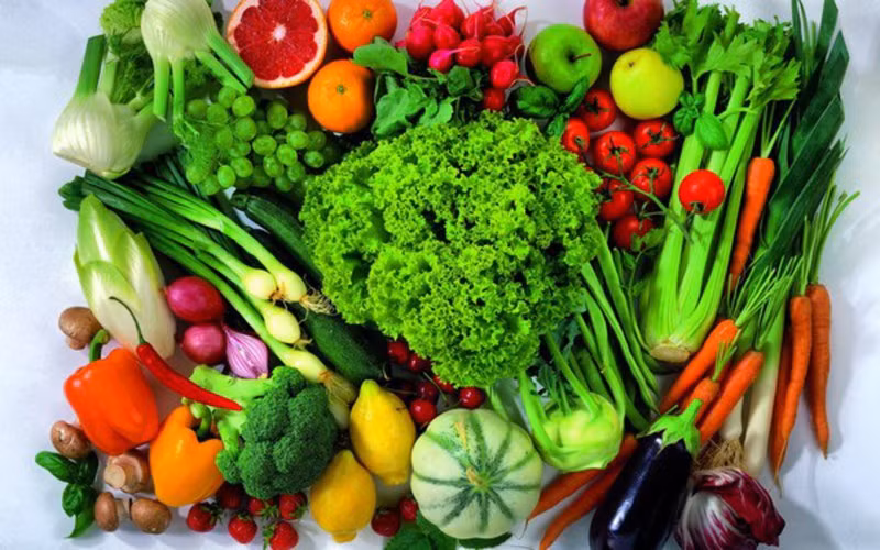 Ăn nhiều rau xanh và trái cây thật thay vì uống nước ép: Rau và hoa quả chứa ít calo nhưng lại có rất nhiều chất xơ, giúp giảm cân hiệu quả hơn.