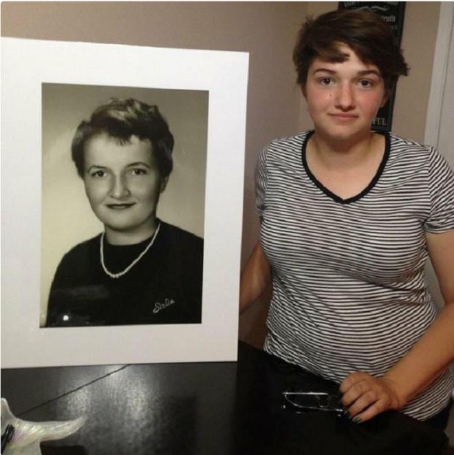 ##sc### "Như một", dòng chú thích ngắn gọn của cô bạn Larraine Hampton khi chia sẻ ảnh mình và bà ngoại. 