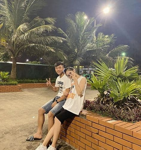 Đây là may mắn với Nhật Linh khi nhận được sự quan tâm, chăm sóc của chồng trong thời kỳ bầu bí nhạy cảm nhất. Không chỉ được chồng yêu thương, "cô giáo hot girl" còn được mẹ chồng cưng chiều không cho động chân động tay vào việc gì.