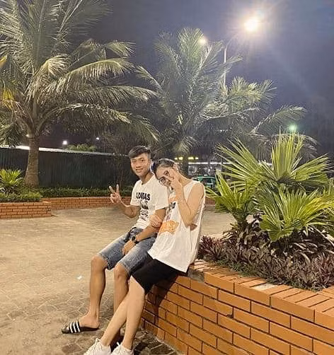 Đây là may mắn với Nhật Linh khi nhận được sự quan tâm, chăm sóc của chồng trong thời kỳ bầu bí nhạy cảm nhất. Không chỉ được chồng yêu thương, "cô giáo hot girl" còn được mẹ chồng cưng chiều không cho động chân động tay vào việc gì.