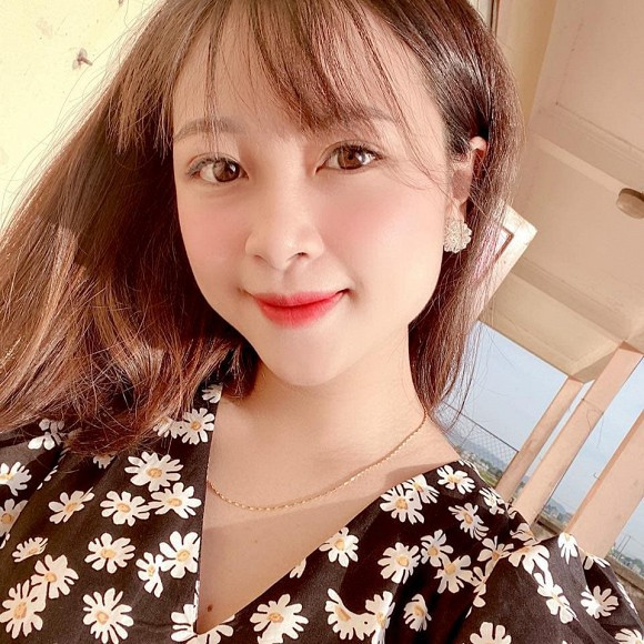 Cô thường xuyên đăng ảnh bầu bí lên trang cá nhân và nhận được lượt like khủng. Ở tuần thứ 33 của thai kỳ nhưng gương mặt của Nhật Linh không thay đổi nhiều.