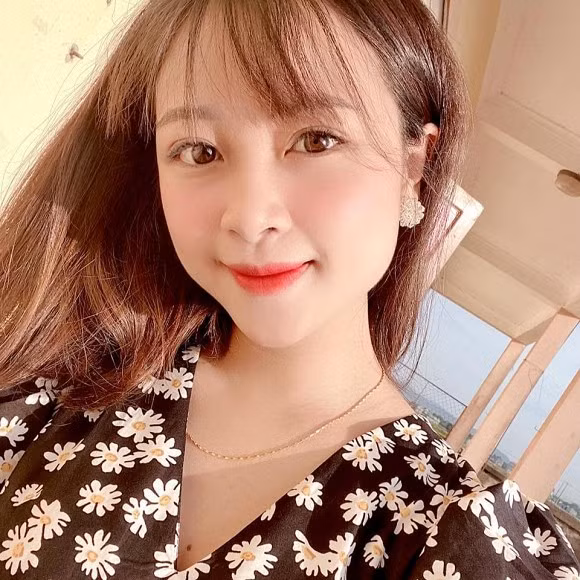 Cô thường xuyên đăng ảnh bầu bí lên trang cá nhân và nhận được lượt like khủng. Ở tuần thứ 33 của thai kỳ nhưng gương mặt của Nhật Linh không thay đổi nhiều.