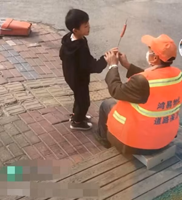 Con trai cam xuc xich chay ra khoi nha hang, me tuong nghich, hoa ra...-Hinh-2