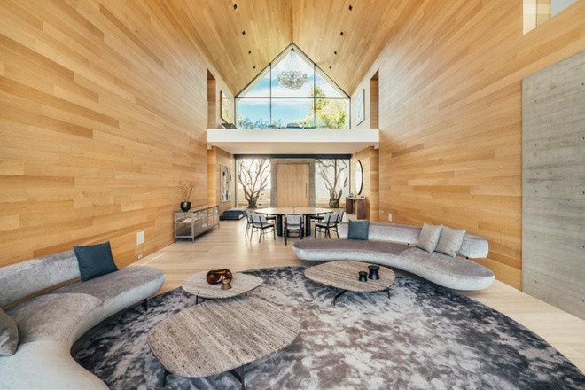 Forest Knoll Residence gồm 3 căn nhà có mái đầu hồi nối với nhau bằng cầu thang. Ảnh: Mike Kelley.